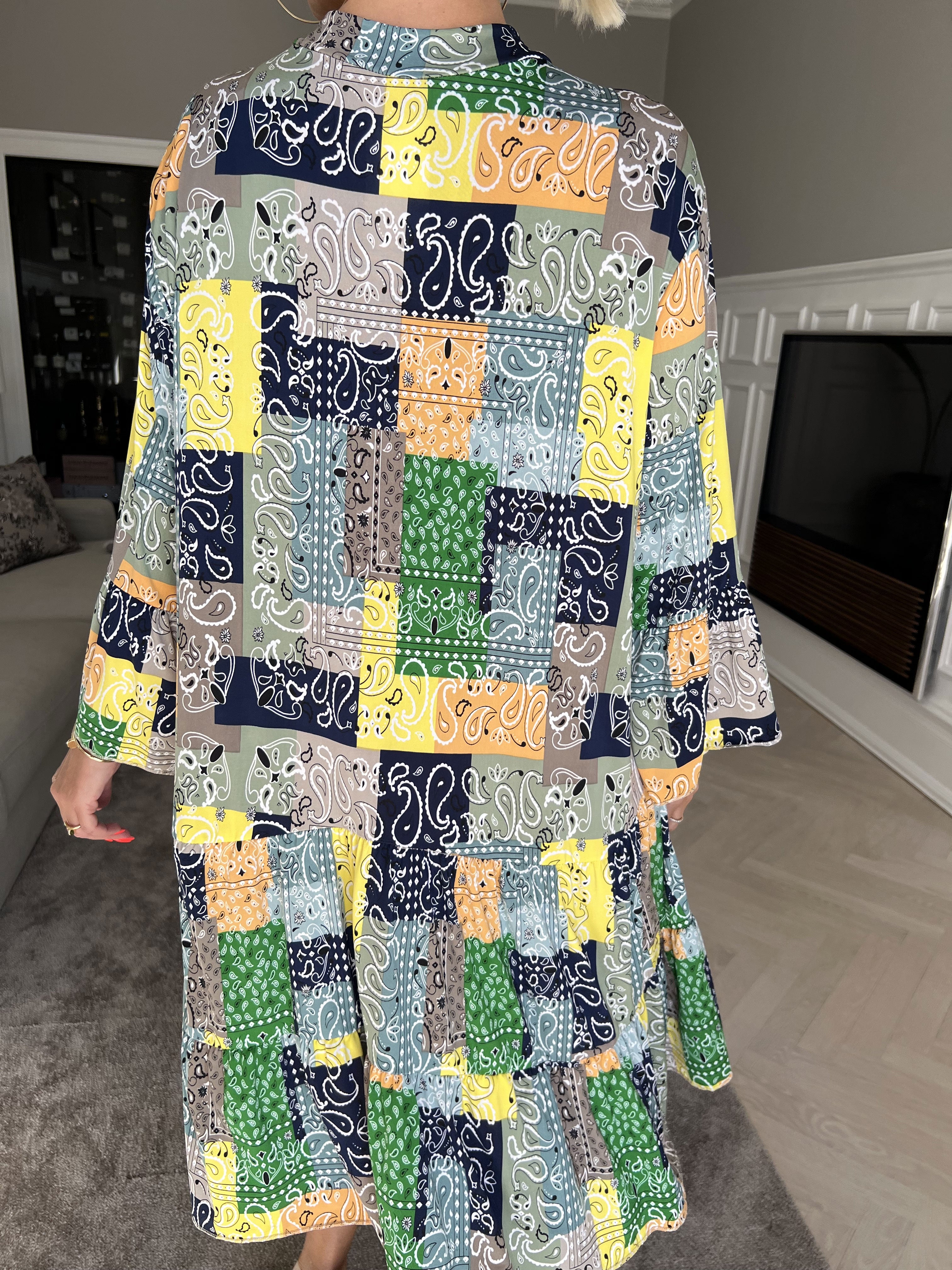 Pauline Paisley - Klänning med v-ringning och liten volangkjol